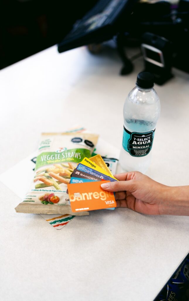 Paga tus tarjetas de crédito y realiza depósitos directo a tu cuenta de banco.